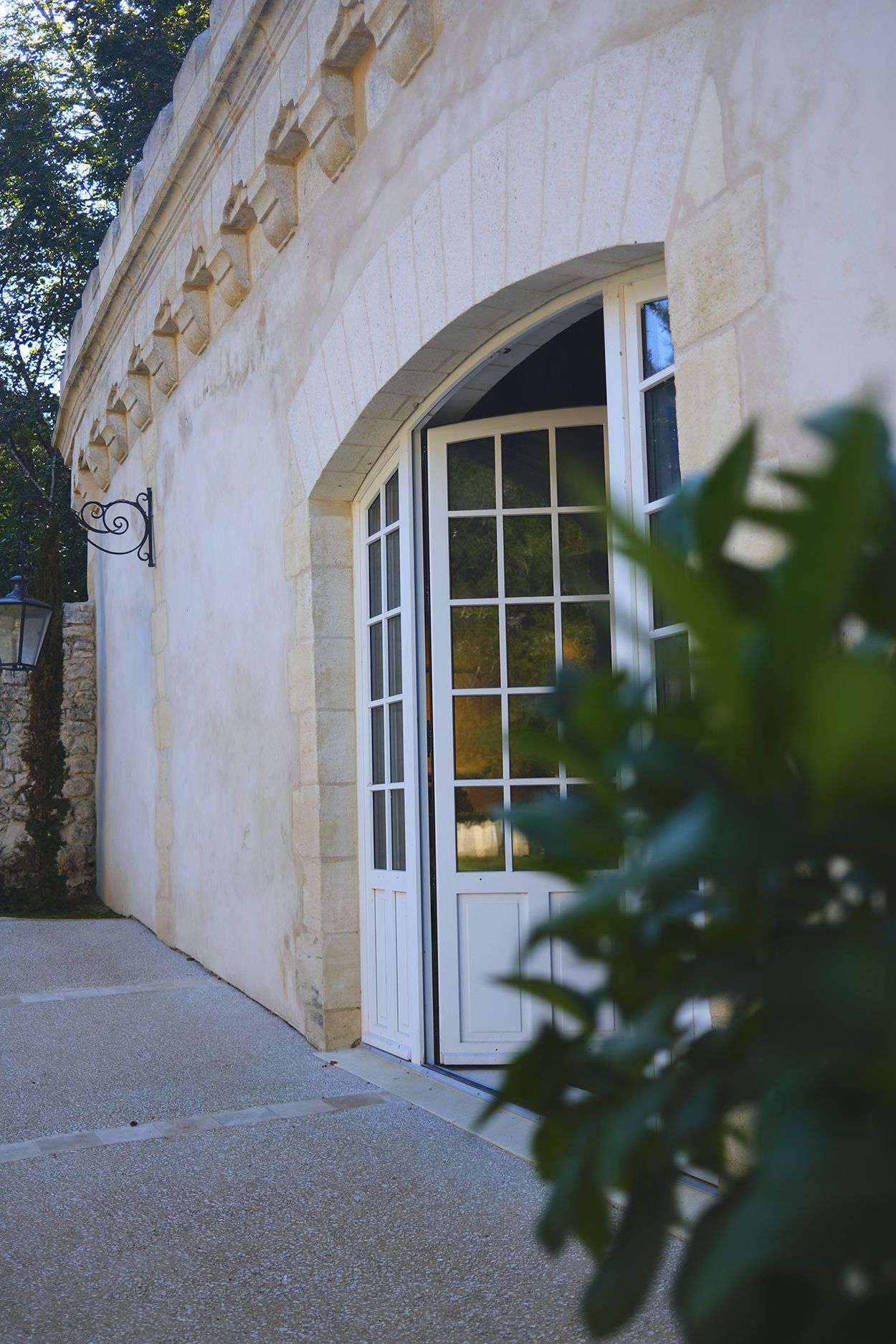 Batisse ouverte sur un des jardins de nos clients.