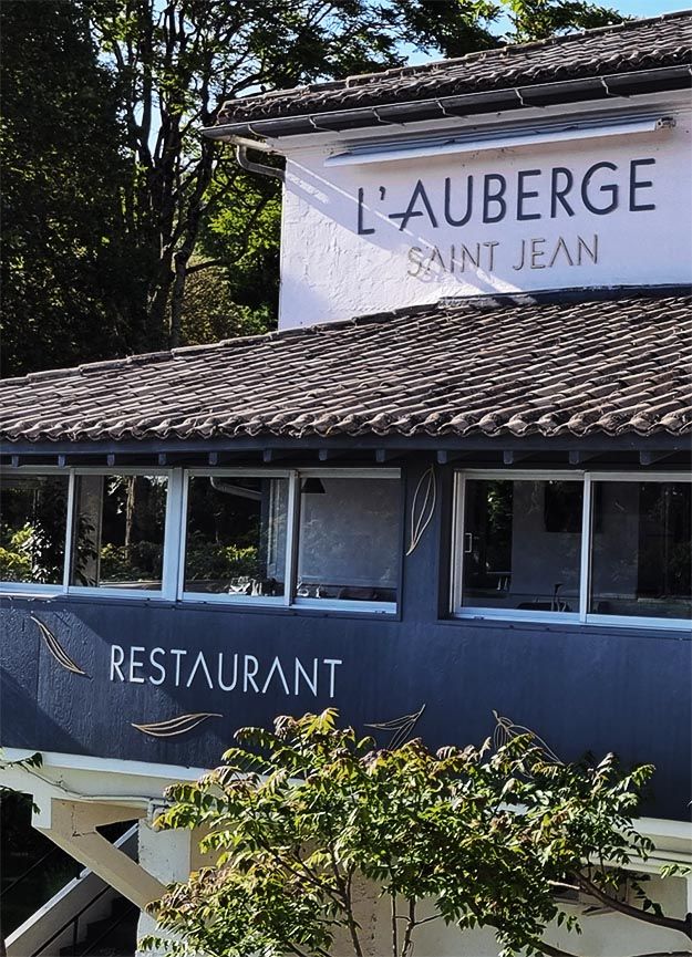 Facade du restaurant l'Auberge Saint Jean - Création de l'habillage sur mesure.